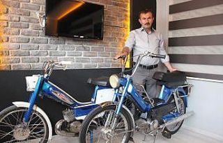 Çocukluk zamanının motosikletleri iş yerinde baş...