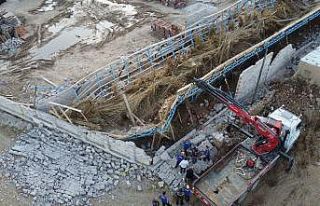 Çöken ağıldan 205 koyun kurtarıldı, 15’i telef...