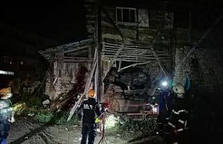 Çöken evin altında kalan keçi kurtarıldı