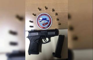 Çöp kovasına sakladığı tabanca polislerin dikkatinden...