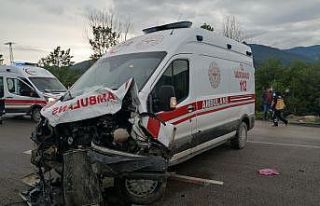 Covid-19 hastası taşıyan ambulans minibüs ile...