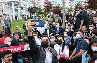 Cumhurbaşkanı Yardımcısı Oktay, gençlerle sohbet...