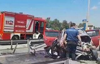 D100’de bariyerlere çarpan otomobil hurdaya döndü:...