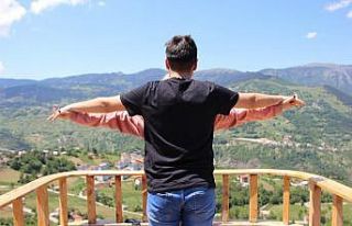 Dağın yamacındaki tekne turistlerin ilgi odağı...