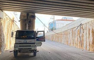 Damperi açık unutulan kamyon köprüye çarptı:...