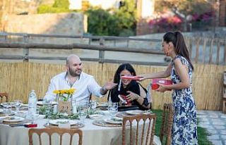 Davetlilere nikah şekeri yerine kitap hediye edildi