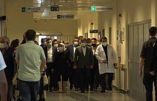 Davutoğlu konvoyunda yaralanan kazazedeleri ziyaret...