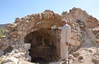 Define ararken tarihi manastır ve Hristiyan mezarlarını...