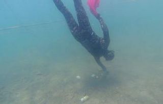 Denizden 2 saatte 1 ton atık çıkardılar