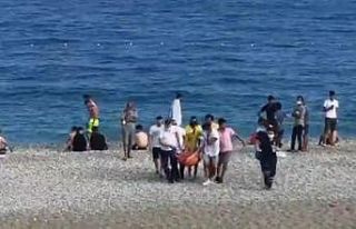 Denize giren yerleşik Rus kadın, boğulma tehlikesi...
