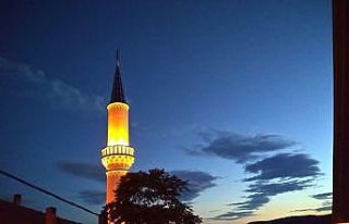 Deprem sonrası yıkılıp yeniden yapılan cami ışıl...