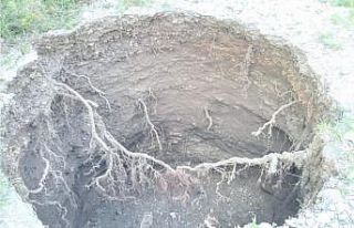 Dere yatağında meydana gelen göçük tedirginliğe...