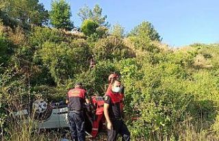 Dereye uçan otomobilde sıkışan sürücü kurtarıldı