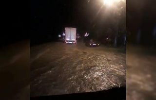 Devrek yolunda şiddetli yağmur nedeniyle araçlar...