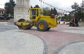 Devrekani’de ilçe meydanı yenilendi