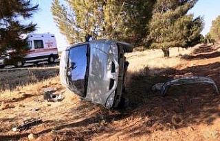 Devrilen otomobildeki 2 kişi yaralandı