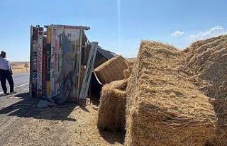 Devrilen tırdaki saman balyaları etrafa saçıldı