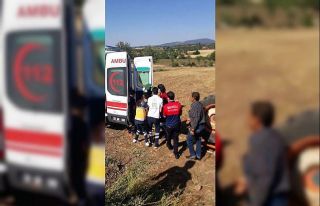 Devrilen traktörün altında kalan sürücüyü itfaiye...