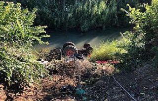 Devrilen traktörün altında kalarak can verdi