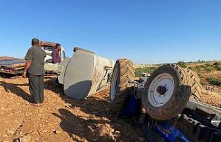 Devrilen traktörün altında kalmaktan atlayarak...