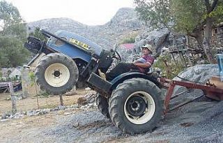 Devrilen traktörün sürücüsü hayatını kaybetti