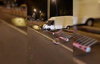 Direksiyon hakimiyeti kaybolan kamyonet refüje girdi:...