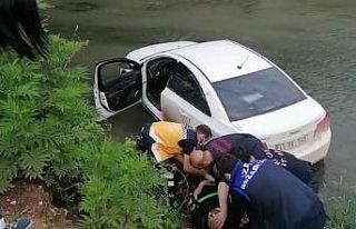 Direksiyon hakimiyetini kaybedince dereye uçtu: 1...