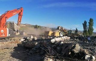 Diyadin’de vatandaşların güvenliği için metruk...