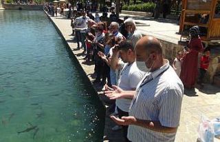 Diyarbakır anneleri için Balıklıgöl’de dua...