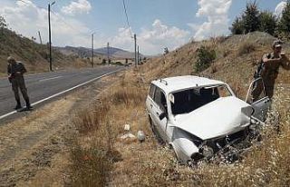 Diyarbakır’da seyir halindeki otomobil kaza yaptı,...