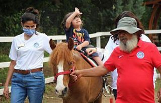 Doktorlar yürüyemez dedi, ilk adımı annesini ağlattı