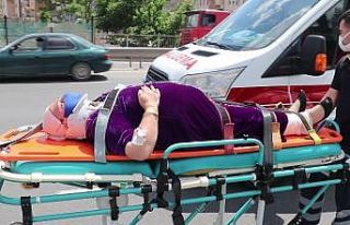 Düğün konvoyunda otomobil ile hafif ticari araç...