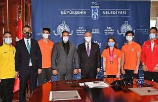 Dünya şampiyonu Ayşe Begüm Onbaşı’dan Başkan...
