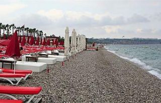 Dünyaca ünlü sahil yağan yağmur sonrası boş...