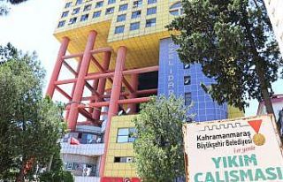 "Dünyanın en saçma binasının" yıkımına...