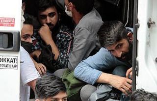 ’Dur’ ihtarına uymayan minibüsten 35 kaçak...