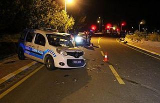 Dur ihtarına uymayan sürücü polis aracına çarptı:...