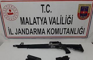 Durdurulan araçta silahlar ele geçirildi