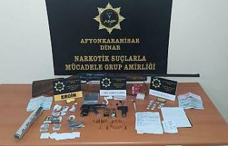 Durdurulan araçta uyuşturucu ile yakalanan 3 kişi...