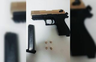 Durdurulan şüpheli araçta silah ve 4 mermi bulundu