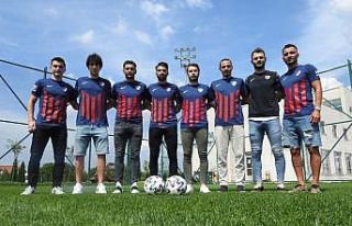 Düzcespor’da 8 futbolcu sözleşme imzaladı