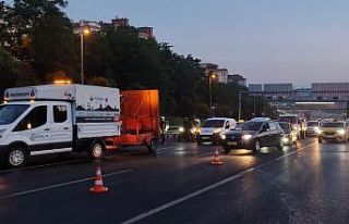E-5’te otomobil elektrik direğine çarptı: 2 yaralı