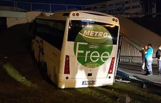 E-5’te seyreden yolcu midibüsü yoldan çıktı,...