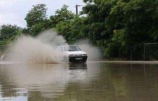 Edirne’de yağmur sonrası yollar göle döndü