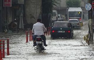 Edremit’te sağanak yağmur hayatı felç etti