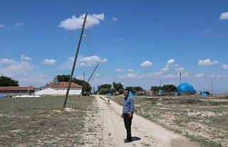 Eğilen elektrik direklerinin tamirini istiyorlar