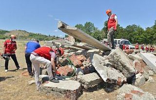 Eğitimcilerden gerçeği aratmayan deprem tatbikatı