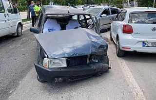 Ehliyetsiz sürücü ters yöne girdi, iki otomobile...