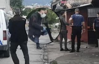 Ekiplerin karşısında pompalı tüfek ve silahla...
