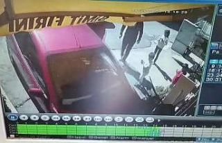 El freni çekilmeyen otomobil fırına girdi, faciadan...